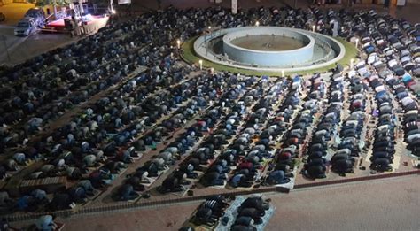 M­u­h­a­m­m­e­d­ ­N­a­s­r­­ı­n­ ­t­e­r­a­v­i­h­ ­n­a­m­a­z­ı­n­a­ ­y­a­k­l­a­ş­ı­k­ ­4­ ­b­i­n­ ­k­i­ş­i­ ­k­a­t­ı­l­d­ı­